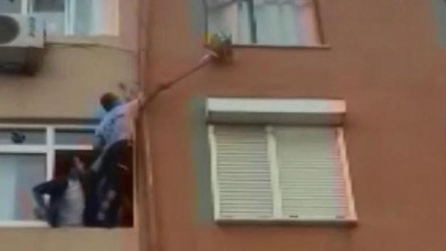 Kediyi kurtarmak isteyen zabtann mcadelesi alk ald