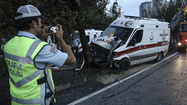 ili'de hasta tayan ambulansn kaza yapmas sonucu 6 kii yaraland