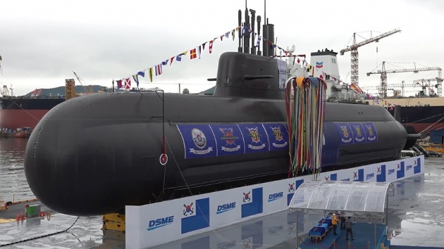 Kore Cumhuriyeti 3 bin tonluk denizaltsn denize indirdi