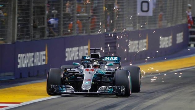 Singapur'da pole pozisyonunun sahibi Lewis Hamilton oldu