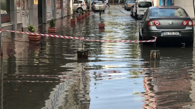 Sakarya kent merkezinde etkili olan saanak nedeniyle baz yollar sular altnda kald