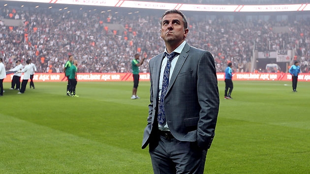 Akhisarspor Hamza Hamzaolu ile masaya oturuyor