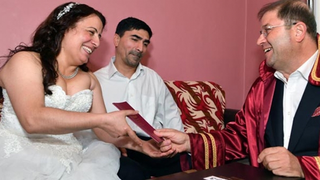 MS hastas adam 22 yl sonra eski eiyle yeniden evlendi