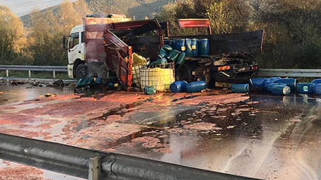 TEM Otoyolu'nda asit ykl kamyonun kart kazada yola dklen asit nedeniyle yol trafie kapatld