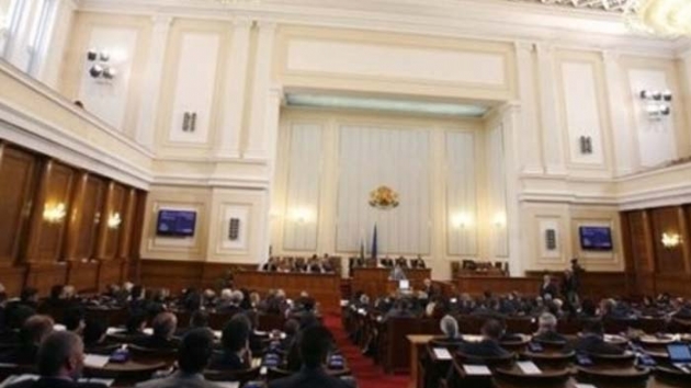 Bulgaristan hkmetinde istifa eden  bakann yerine nerilen isimler parlamentodan gvenoyu ald