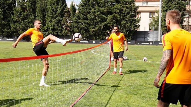 Akhisarspor mann hazrlklarn srdren Galatasaray, ayak tenisi oynad