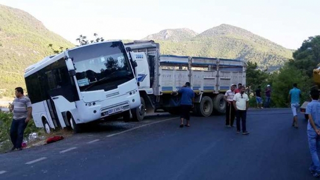 Antalya'da kamyon ile renci servisi arpt: 3 yaral  