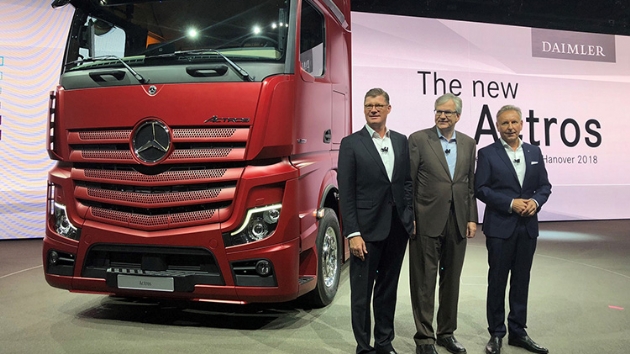 Daimler, 2018 IAA Ticari Aralar Fuarnda kamyon, otobs ve hafif ticari aralaryla gvde gsterisi yapyor