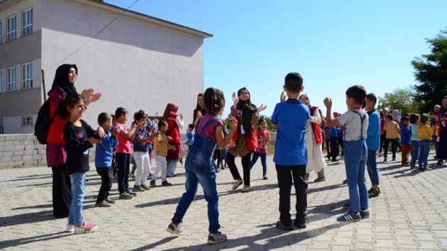 Gnll niversite rencilerinden ky ocuklar iin etkinlik