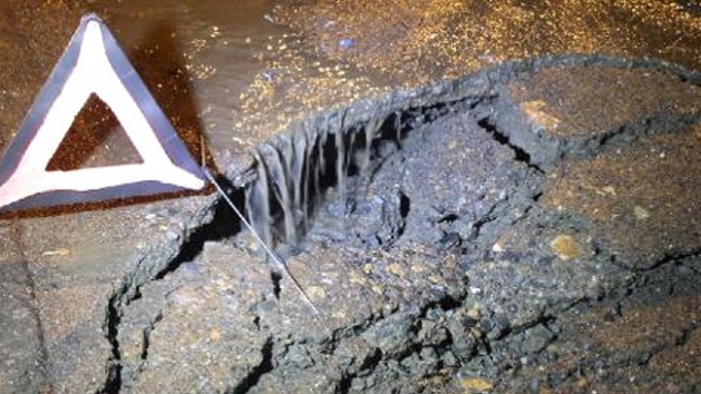 Kadky'de yaan yamurdan sonra yol kt
