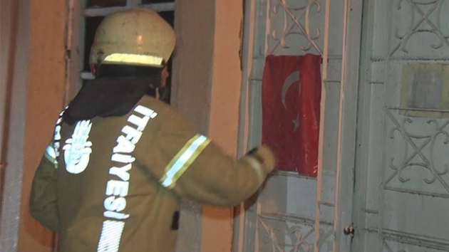 Yangnda zarar grmesin diye itfaiye eri Trk bayran cebine koydu