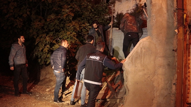 Beyolunda helikopter destekli narkotik operasyonu