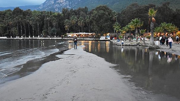 Mula Akyaka'da'da deniz, yaklak 20 metre ekildi 