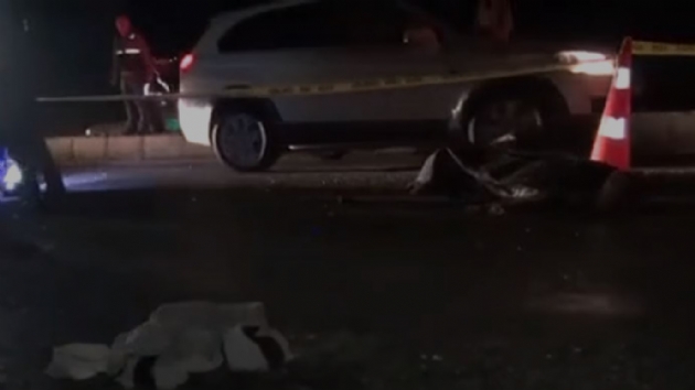 Kaza yerinde bulunanlara otomobilin arpmas sonucu 2 kii hayatn kaybetti