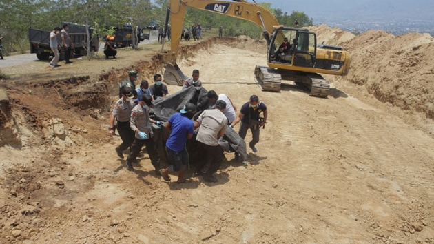 Endonezya'daki depremde lenler iin toplu mezar ald