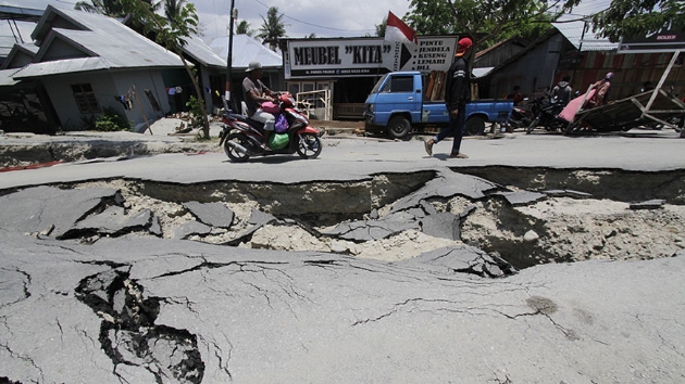 Endonezya'daki depremde l says bin 424'e kt