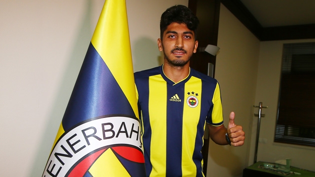 Fenerbahe, 2000 doumlu stoper Deniz Ylmaz ile profesyonel szleme imzalad