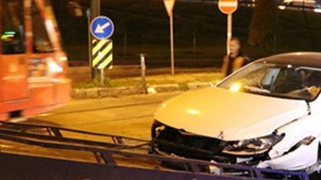 Cevizliba'da otomobil tramvaya arpt