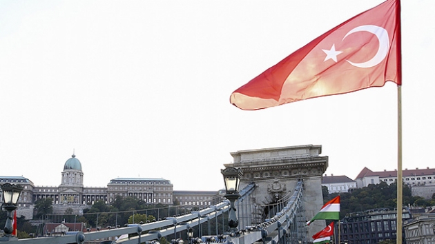 Macaristan'n Zincir Kprs Trk ve Macar bayraklaryla sslendi