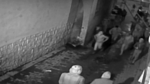 PKK'l bir grubun Siirt'te Kur'an kursunu yakmaya alrken kaydedilen grntleri ortaya kt 