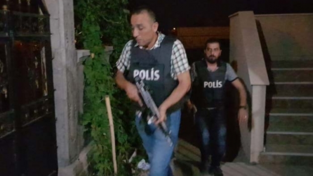  Adana'da bir bankann zel gvenlik grevlisine MT'in adresini sorduktan sonra kaan ahs polisi alarma geirdi