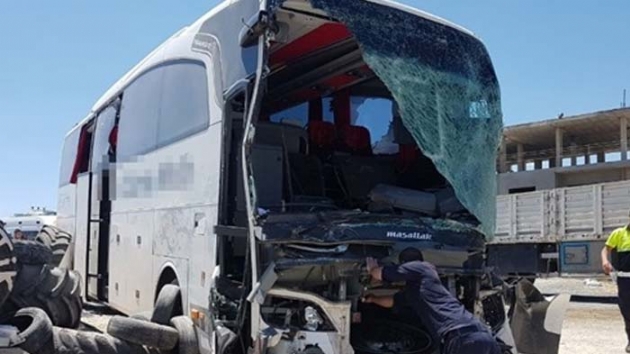 Mardin'de otobs ile kamyonet arpt  2 kii hayatn kaybetti, 7 kii yaraland