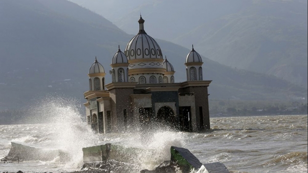 Endonezya'da deniz kenarnda bulunan cami, deprem ve tsunamide payandalar kmesine karn yklmad