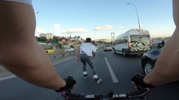 15 Temmuz ehitler Kprsnde patenli ve bisikletli genlerin tehlikeli yolculuu kamerada