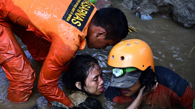 Endonezya'da deprem ve sonrasnda oluan tsunamide l says 2 bin 88e ykseldi