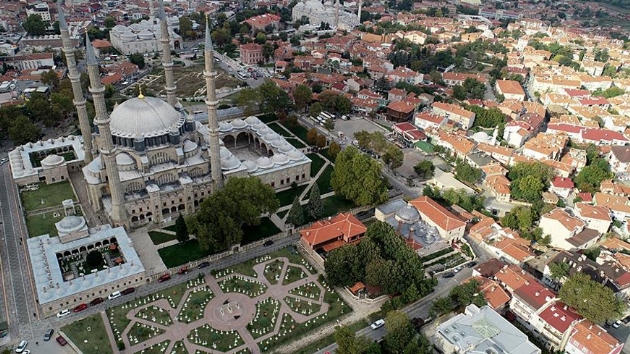 Selimiye Camisi glgesindeki Edirne Millet Kraathanesi ald