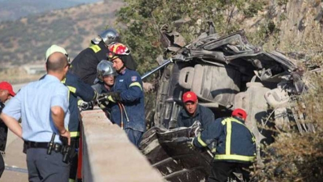 Yunanistanda kamyonla otomobil arpt: 11 kii yanarak ld  