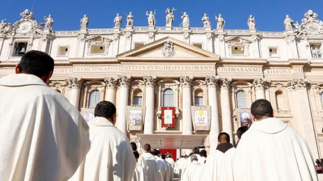 Papa ocuk istismarcs iki ilili din adamn papazlktan kard
