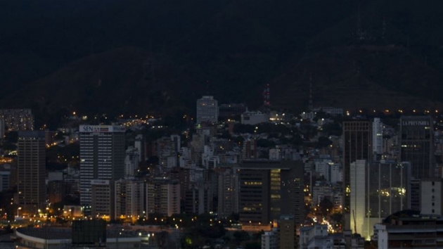 Elektrik kesintisi nedeniyle Venezuela'nn yars karanla gmld