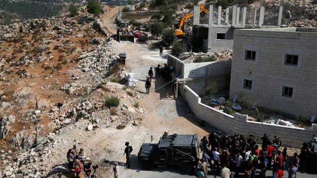 srail Bat eria'da bir Filistinlinin evini ykt     
