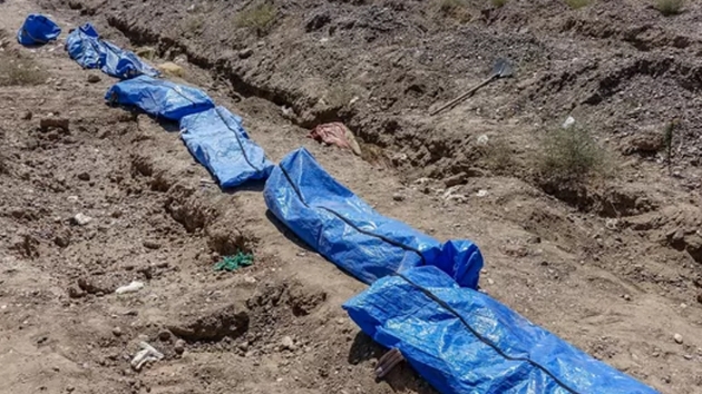 Rakka'da toplu mezarlardaki siviller yeniden defnediliyor