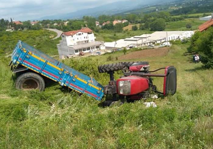 Devrilen trakt�r�n alt�nda kald�lar: �l� ve  yaral�lar var