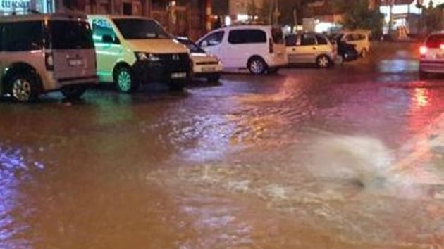 Adyaman'da etkili olan saanak ya nedeniyle cadde ve sokaklarda su birikintileri olutu