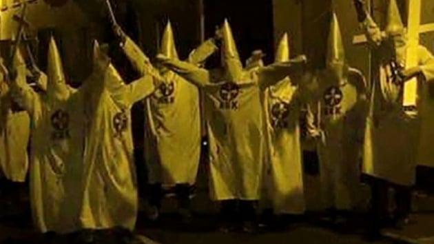 Cami nnde Ku Klux Klan kyafetli grupla ilgili inceleme balatld
