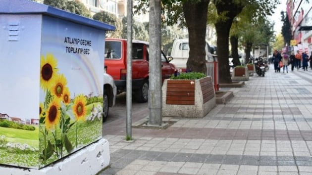 negl caddelerinde elektrik panolar renkleniyor