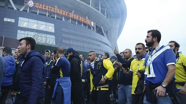 Fenerbaheli taraftarlar stad terk etti