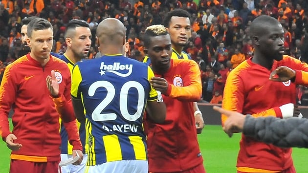 3 dnya devi kulp, Galatasaray-Fenerbahe derbisinde Henry Onyekuru'yu izledi
