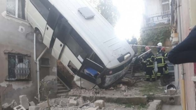 Kocaeli'de freni patlayan yolcu minibs 12 kiiyi yaralad