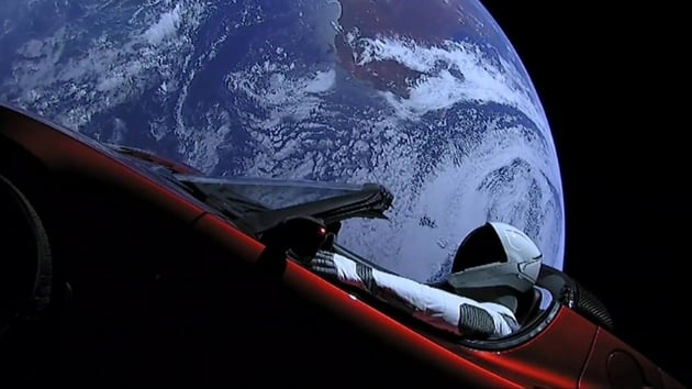 Elon Muskun Tesla arac uzay yolculuuna devam ediyor