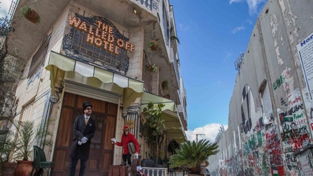 Banksy 'Duvarla evrili Hotel'ini tantacak