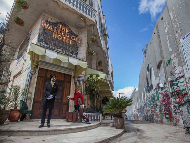 Banksy 'Duvarla �evrili Hotel'ini tan�tacak