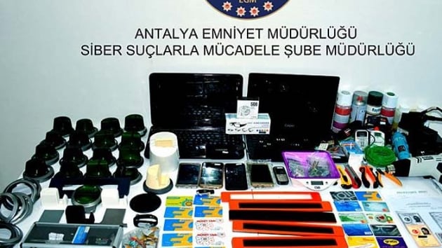 Kredi kart kopyaclarn zel ekip yakalad