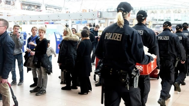 Avusturya polisinden Mslman gen kzlara rk tutum