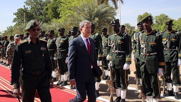 Milli Savunma Bakan Akar, Sudan'da temaslarda bulundu