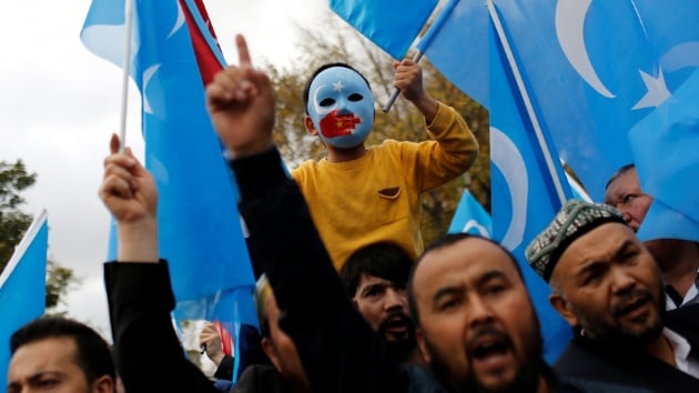 eitli sivil toplum kurulularnn yeleri, in'in Dou Trkistan'da Uygur Trkleri'ne uygulad baskya tepki amacyla Fatih Camisi'nden Sarahane Park'na yrd