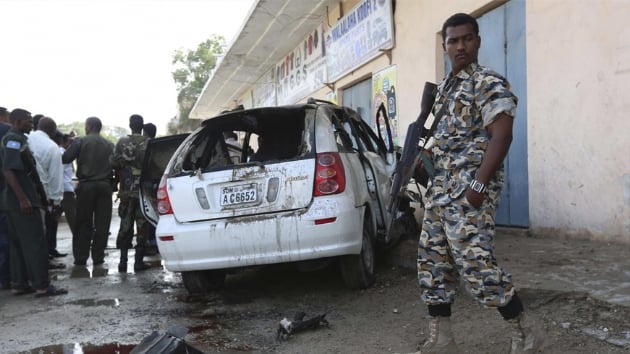  Patlamann ardndan AMISOM askerlerinin rastgele ate amas sonucu da 4 sivil yaamn yitirdi